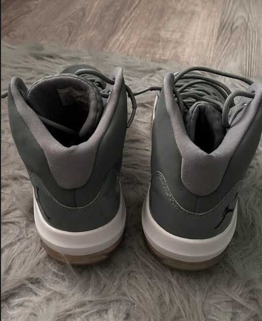 Jordan Max Aura Grey – mărimea 44, stare foarte bună