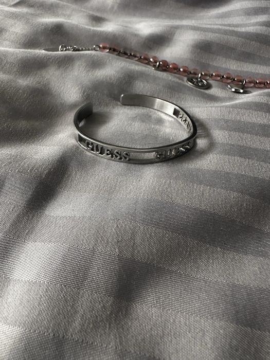 Гривни     Guess