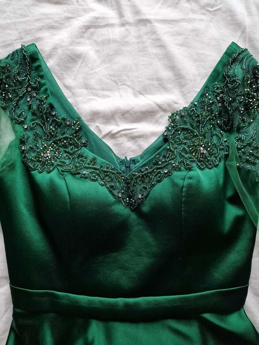 Зелена сатенена рокля с камъни и маниста