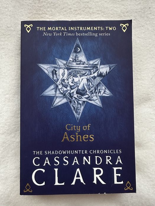 Книги на английски Mortal instruments
