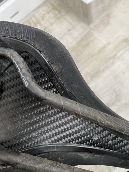 Продавам изцяло карбонова седалка fizik fi’zi:k carbon