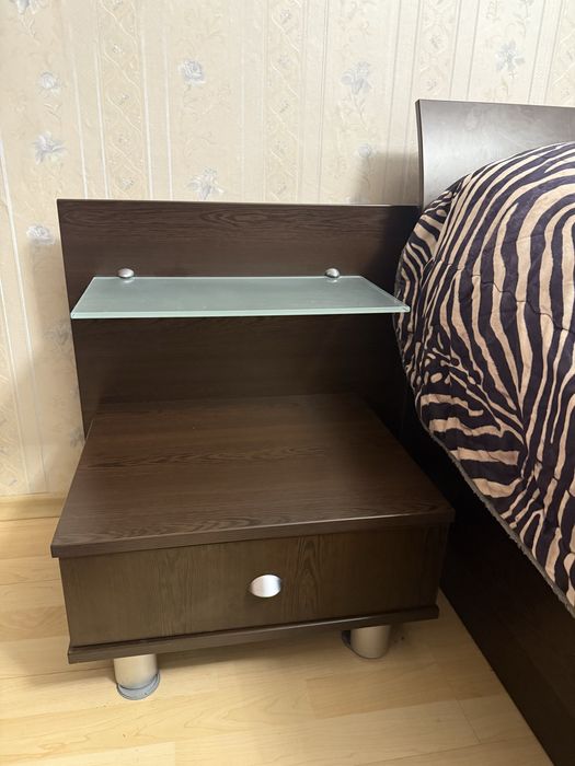 Спалня със скрин и тоалетка с огледало