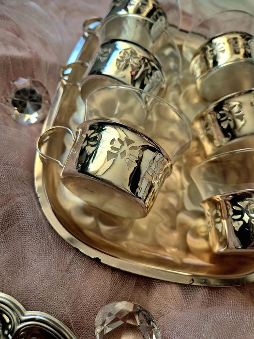 Посребрен поднос с шест чаши