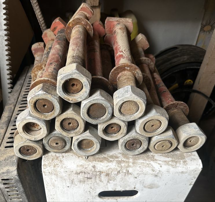 Болты мощные Новые цена за все 30 000