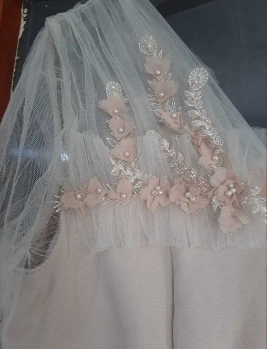 Официялна бежова рокля arogans