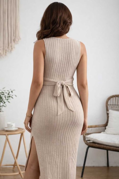 Елегантна бежова рокля за бременни с ефектен дизайн