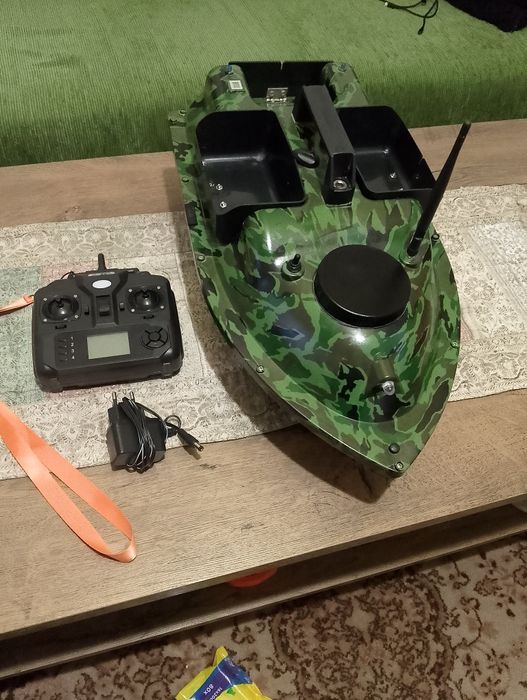 Лодка за захранка, макари, стойка