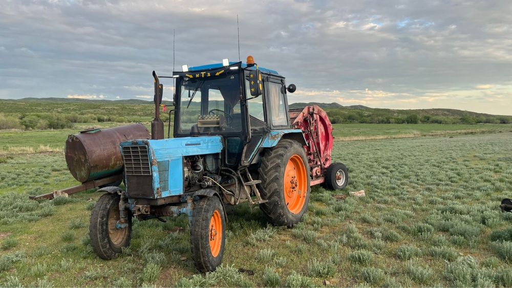 Трактор МТЗ 80, руллонный прессподборщик