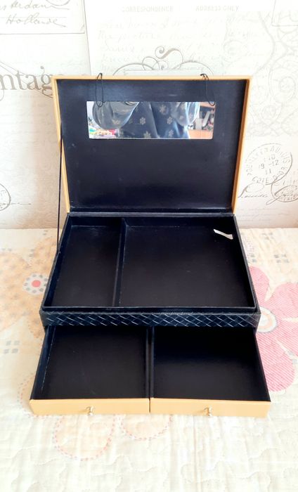 Casetă pentru organizarea bijuteriilor