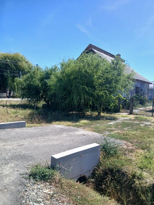 Casa cu doua fronturi stradale  la 15 km de Timisoara