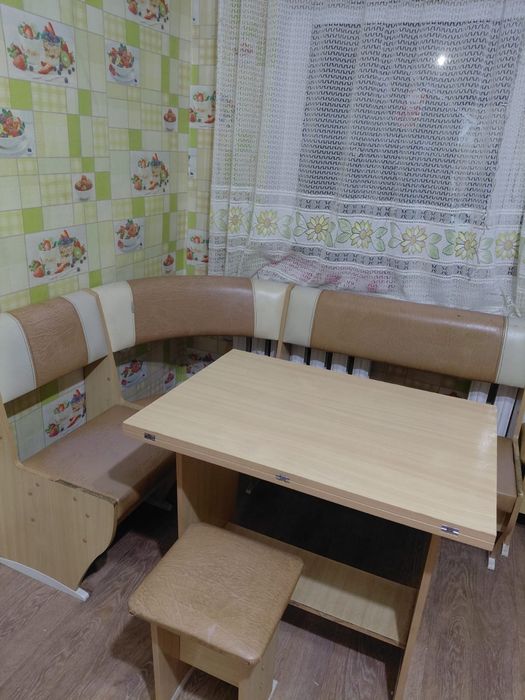 Продам стол кухонный.