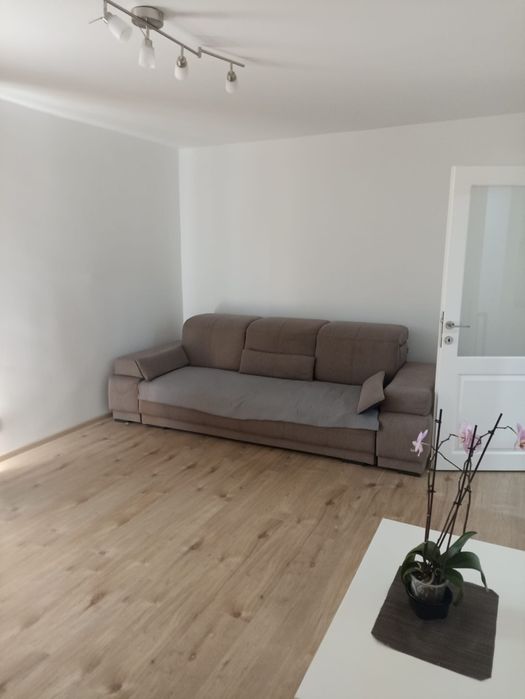 Apartament cu 3 camere de închiriat