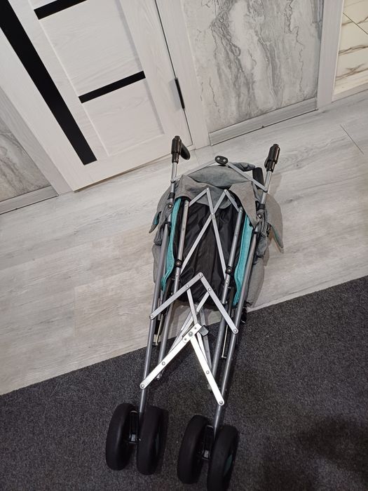 Продаётся фирменный прогулочная коляска трость