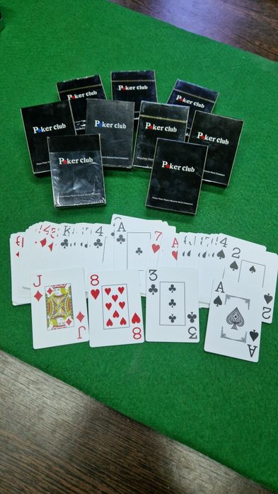 Vând truse poker profesionale.