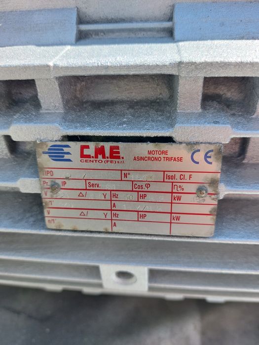 Vând motor trifazic cu flanșe de  4.5 KW  roti de 940