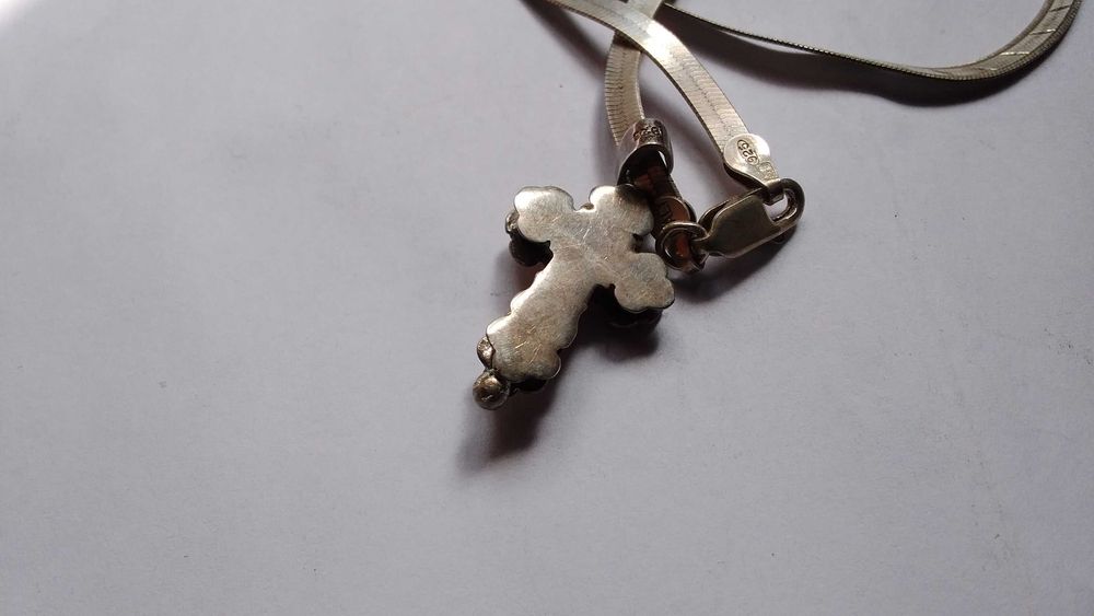 Сребърени кръст и елегантен сплескана плетка синджир с маркировки