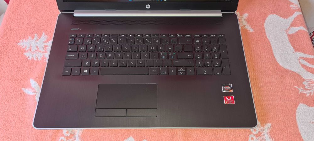 RYZEN 5 de 17 inch= 8 gb ddr 4 = 950 lei