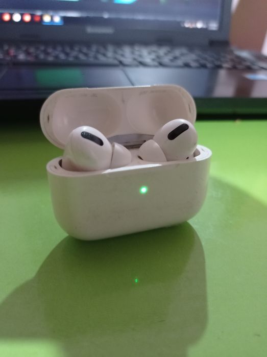 Apple Airpods pro quloqchinlari va zaryadkasi