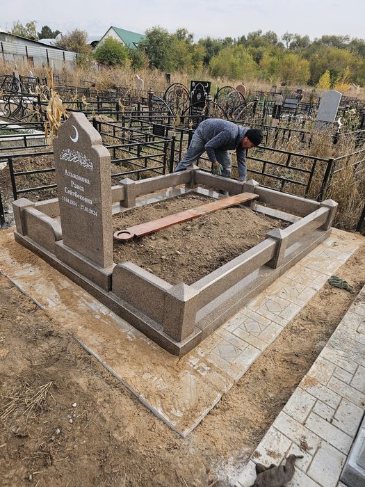 Ескерткіш Қорған Памятники ограды