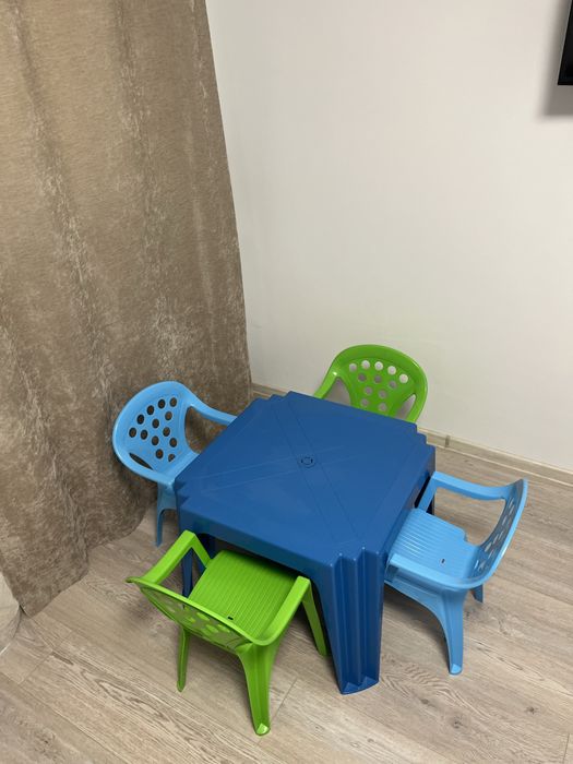 Masa cu 4 scaunele pt copii
