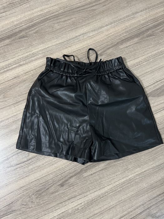 Продам кожаные шорты