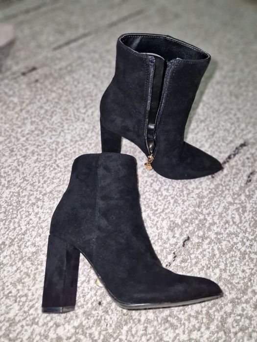 Черни боти на ток