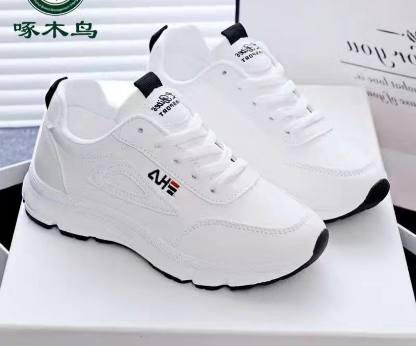 Krossovka kiygan qiz bilan top urishi