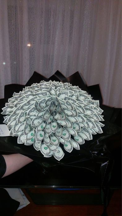 Денежный букет долларами