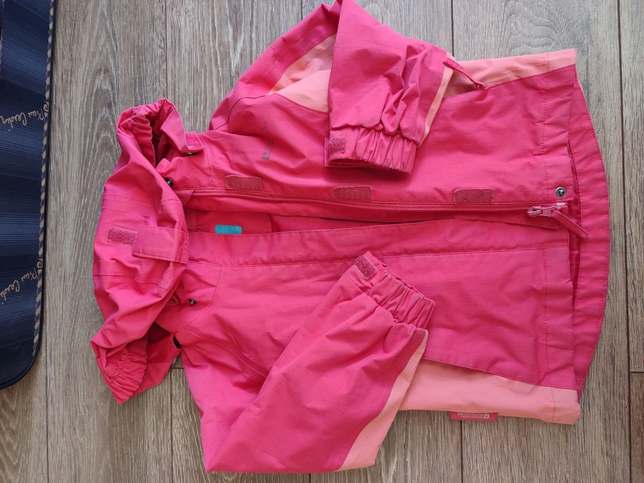 Продам ветровку для девочки 5-6 лет