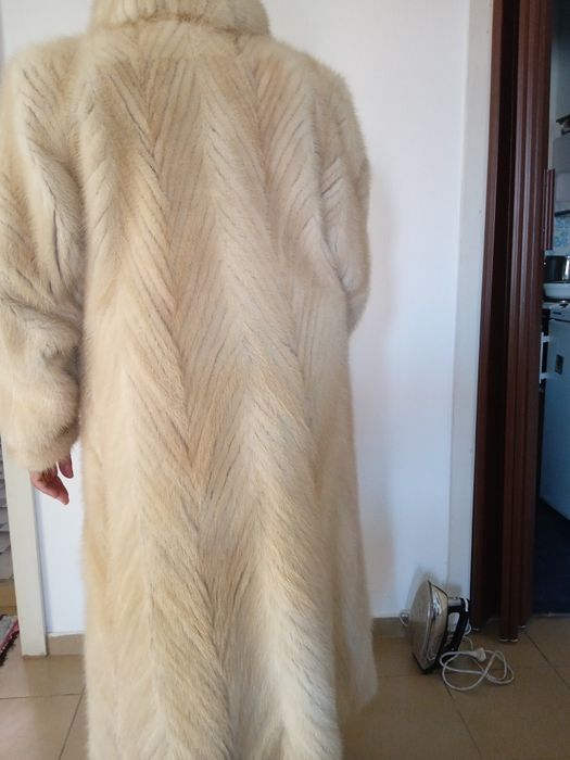 Продавам употребявано палто от норка.