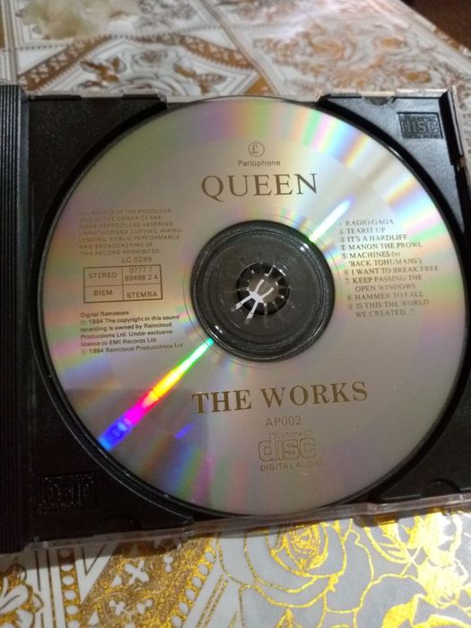 Продам CD диски группы QUEEN 3 штуки.