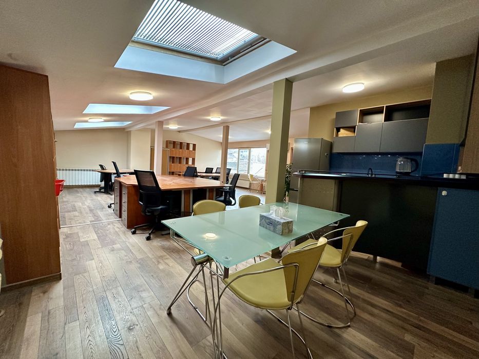 Офис под наем, център, след ремонт