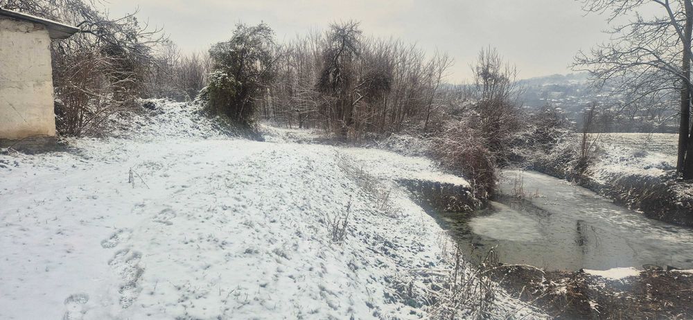 Teren intravilan 3000–9000 mp cu iaz, curent, apă – Vâlcea