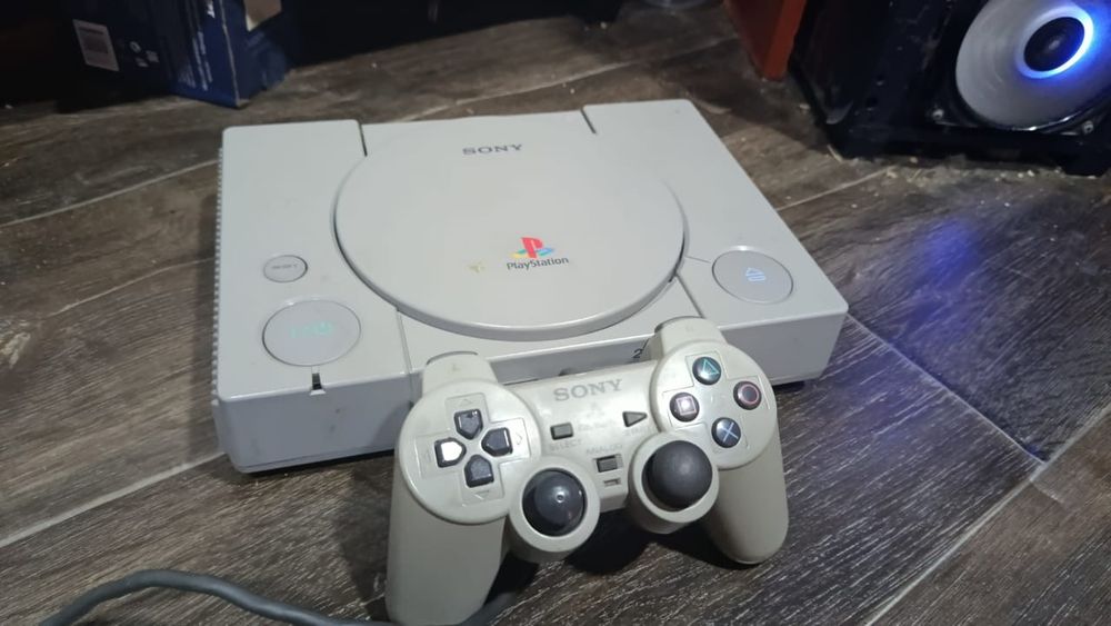 Playstation one оригинал + 15 оригинальных игр