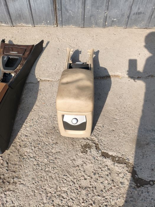 Продам подлокотник на Субару трибэку