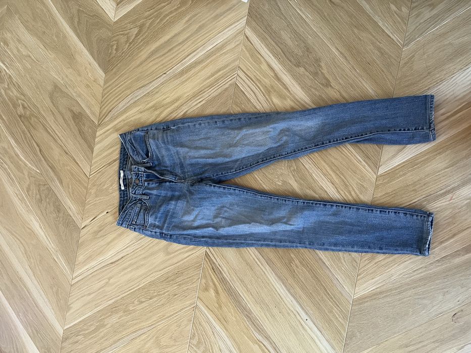 Продавам дамски дънки Levi’s