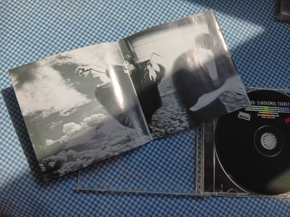 CD Cheloo, intitulat „Sindromul Tourette”, lansat în 2003 prin casa de discuri Rebel Music, Muzica Hip Hop Romanesc
