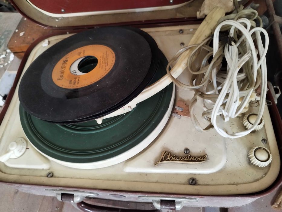 Продавам грамофон стар руски