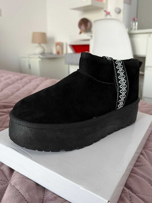 Ghete tip UGG negre