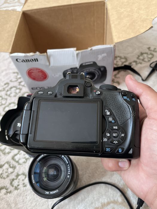 Фотоапарат Canon EOS 700D