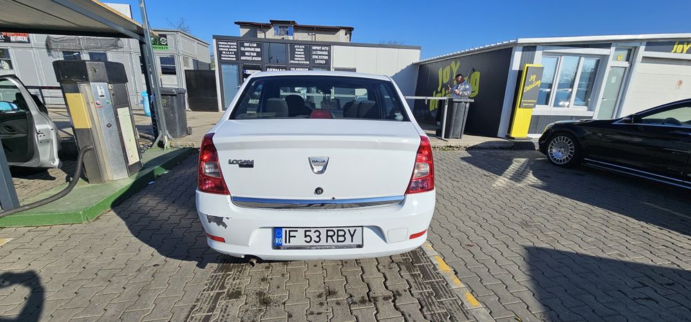 Dacia Logan 
Fabricatie 09.2010
Km: 193.000km
Dotari : 
Aer conditionat ,are Freon bagat de cateva luni
Geamuri electrice fata
Oglinzi elec