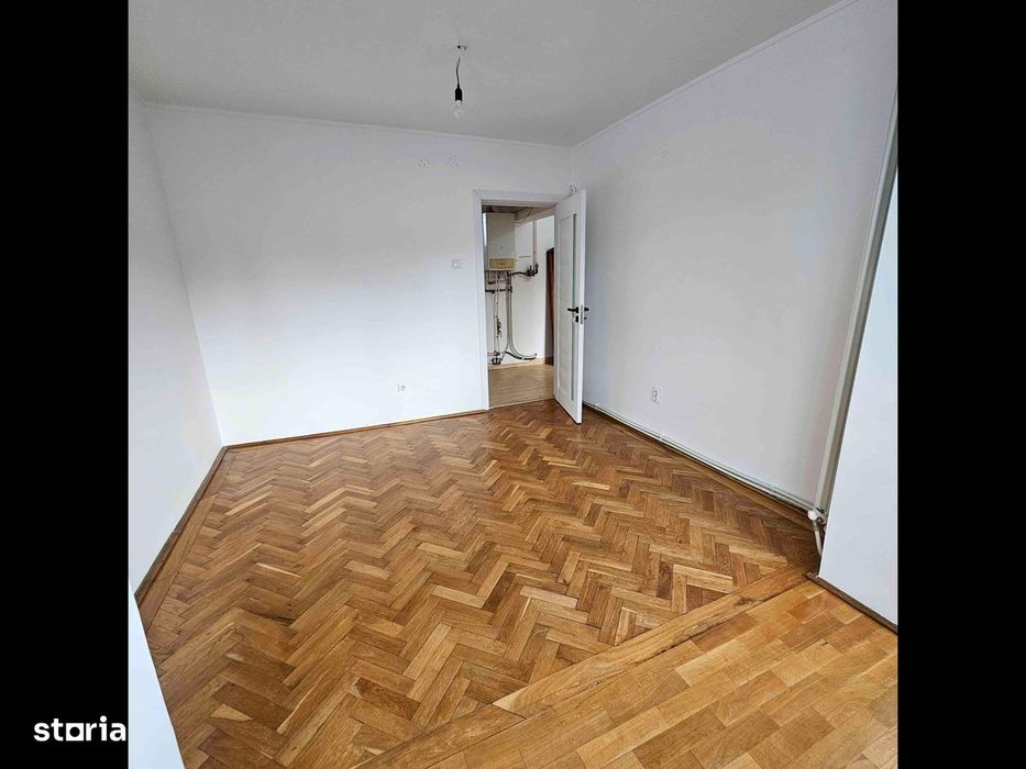 Apartament centru cu 4 camere, 2 bai, etaj 2