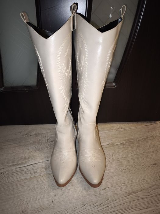 Дамски кожени каубойски ботуши в бежов цвят / екрю