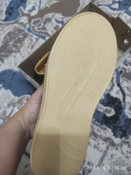 Новые кроссовки  размер 40-41