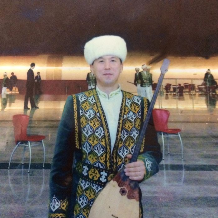 Народный музыкальный ансамбль. Домбрист