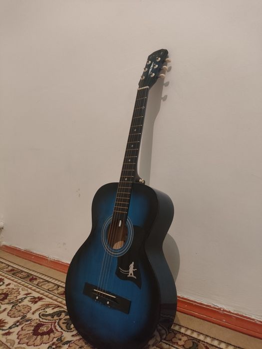 Гитара почти новый