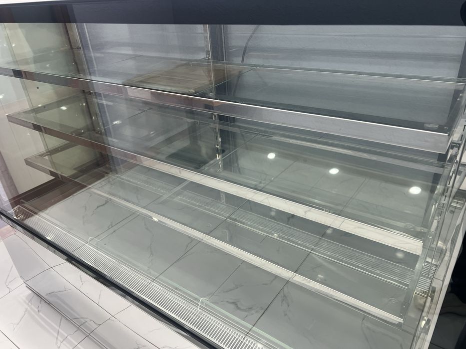 Продаю витринный холодильник