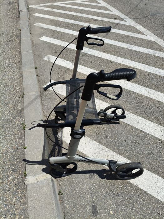 Cadru de mers pentru persoane cu handicap
