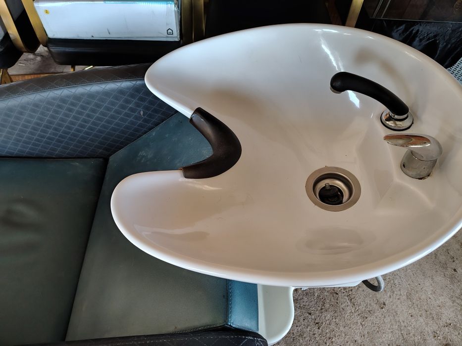 Vând scafa, scaun coafor.