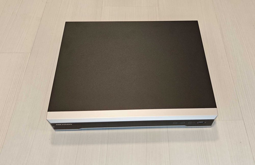 Неупотребяван 8 портов PoE 4K NVR Hikvision DS-7608NI-K2/8P с 2TB HDD